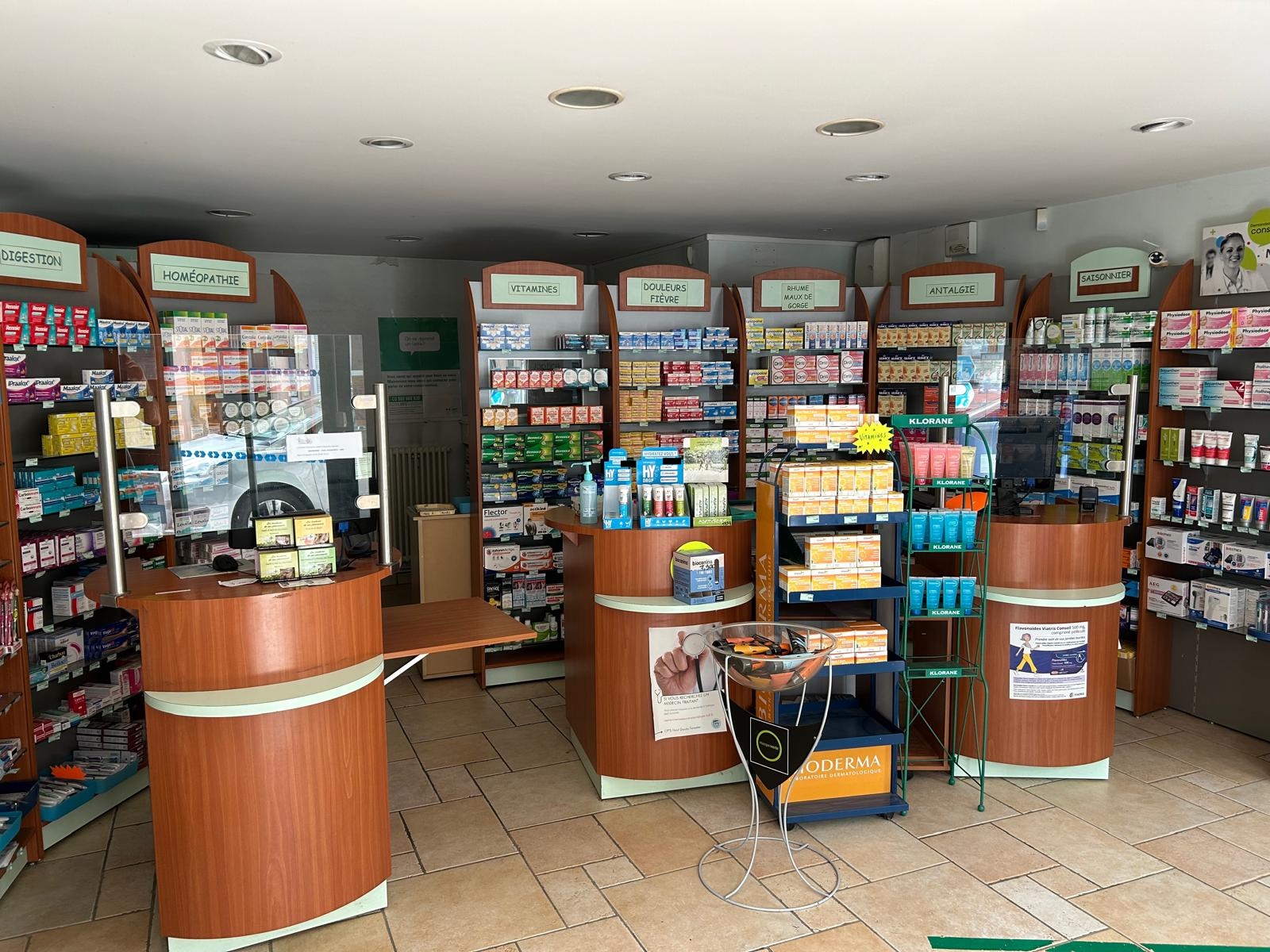 Vue lumineuse des comptoirs et des rayons de la Pharmacie de la Serpentine