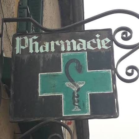 Enseigne ancienne en fer forgé portant la mention Pharmacie et la croix verte