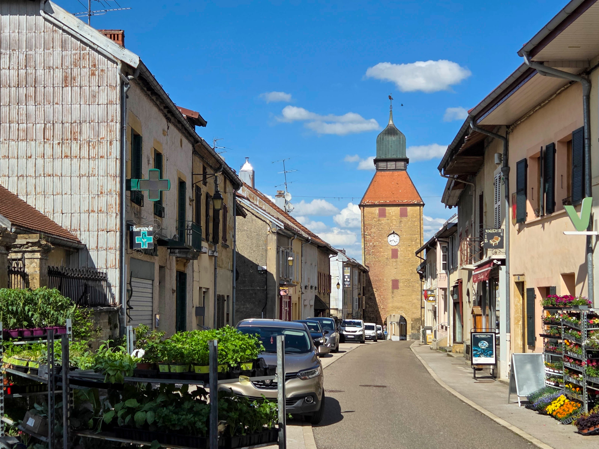 Grande Rue de Nozeroy avec la pharmacie et la tour de l'horloge
